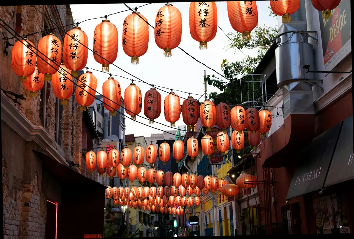 잘란 알로 야시장, 오감을 자극하는 먹거리 향연
